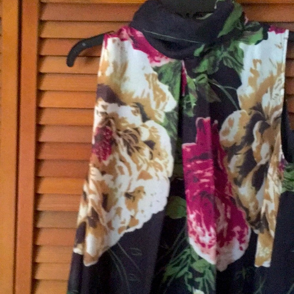 Lovely flowy Dress with floral print - Picture 2 of 4